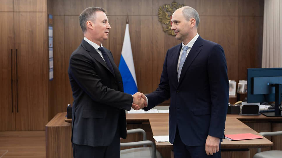 Заместитель председателя Правительства РФ Дмитрий Патрушев (слева), врио губернатора Свердловской области Денис Паслер (справа)