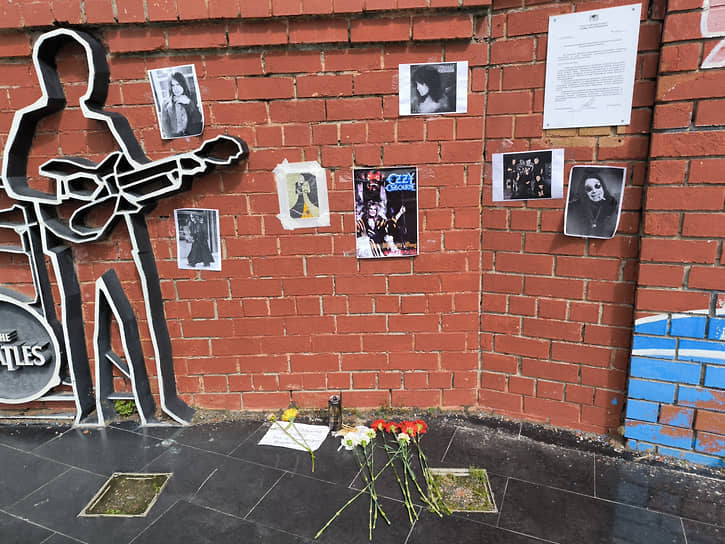Стихийный мемориал в честь Оззи Осборна рядом с памятником The Beatles в Екатеринбурге
