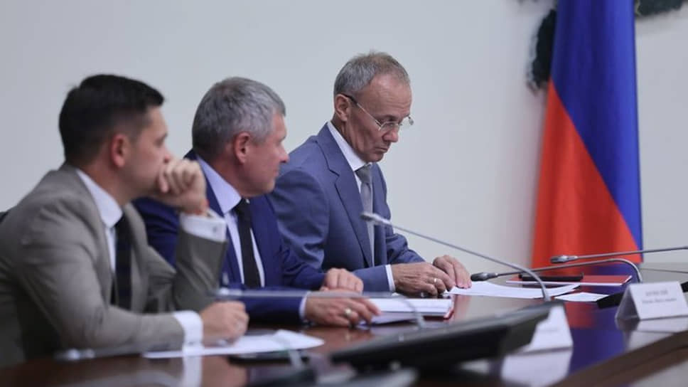 Главный федеральный инспектор по Свердловской области Михаил Богинский (второй слева) и вице-губернатор региона Олег Чемезов (третий слева)