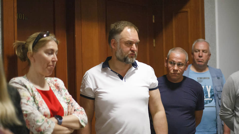 Иван Волков (второй слева) 