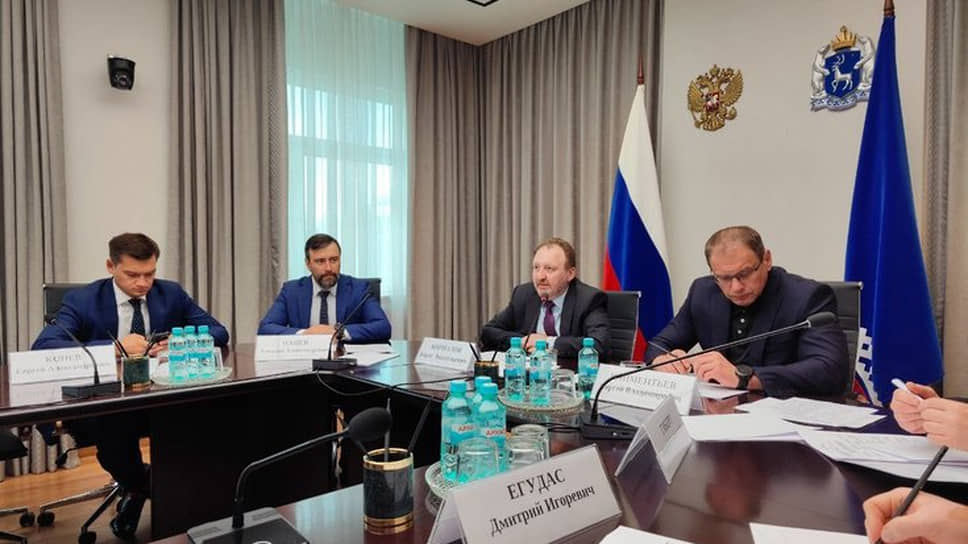Заместитель полпреда президента в УрФО Борис Кириллов (второй справа) и заместитель губернатора ЯНАО Сергей Климентьев (первый справа)