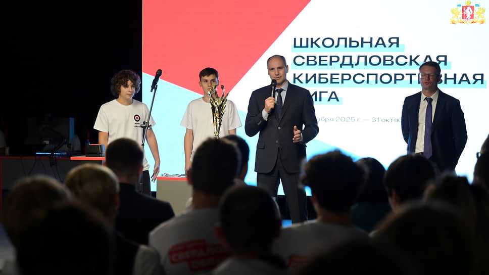 Денис Паслер (в центре)