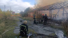 Пожарные ликвидировали открытое горение в деревянном амбаре в Екатеринбурге