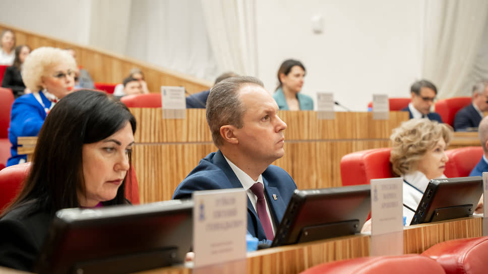 Марина Трескова (слева) и Иван Сакал (второй слева)