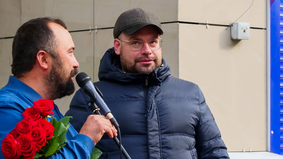 Генеральный директор литейного дома «Дубровин» Иван Дубровин (слева) и заместитель министра культуры Свердловской области Роман Дорохин (справа)