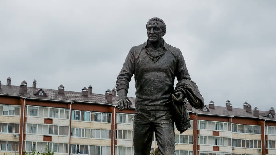 Памятник генеральному директору "ВСМПО-Ависма" Владиславу Тетюхину