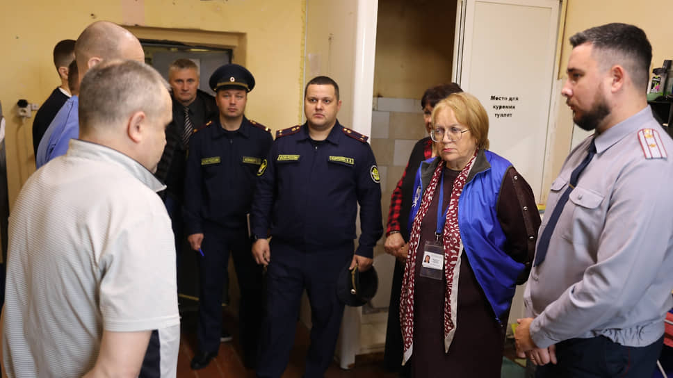 Татьяна Мерзлякова (вторая справа) в СИЗО №5 Екатеринбурга