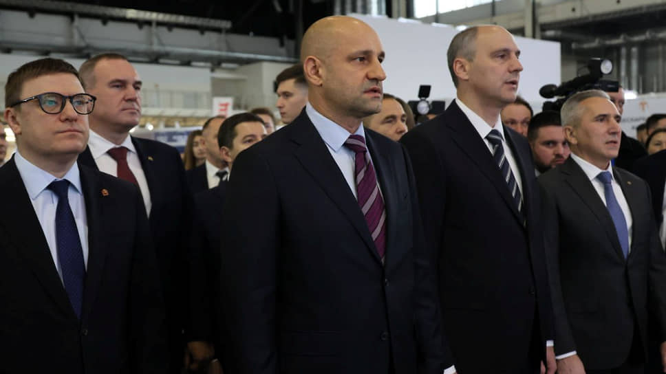 В первом ряду: Артем Жога, губернатор Свердловской области Денис Паслер и губернатор Тюменской области Александр Моор