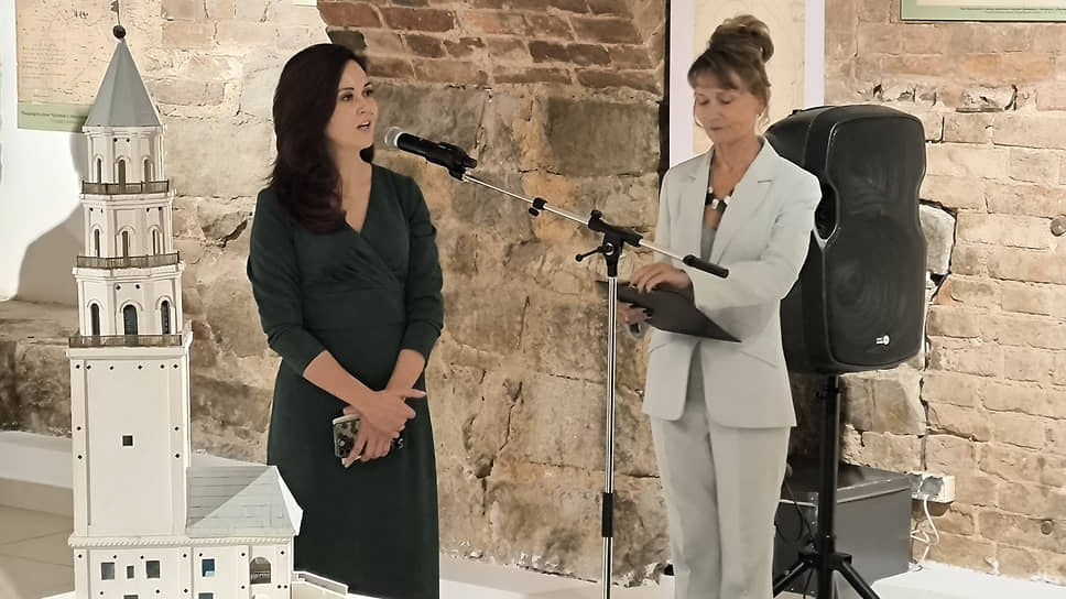 Директор Государственного архива Свердловской области Анастасия Константинова (слева) и директор Музея архитектуры и дизайна УрГАХУ Елена Штубова (справа)