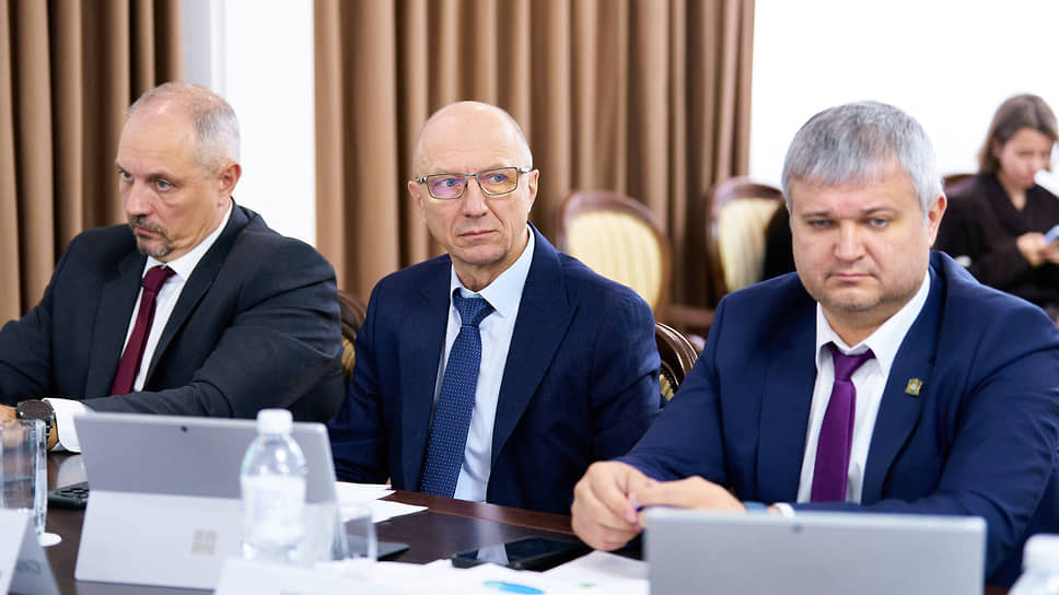 Сергей Толстых (в центре)