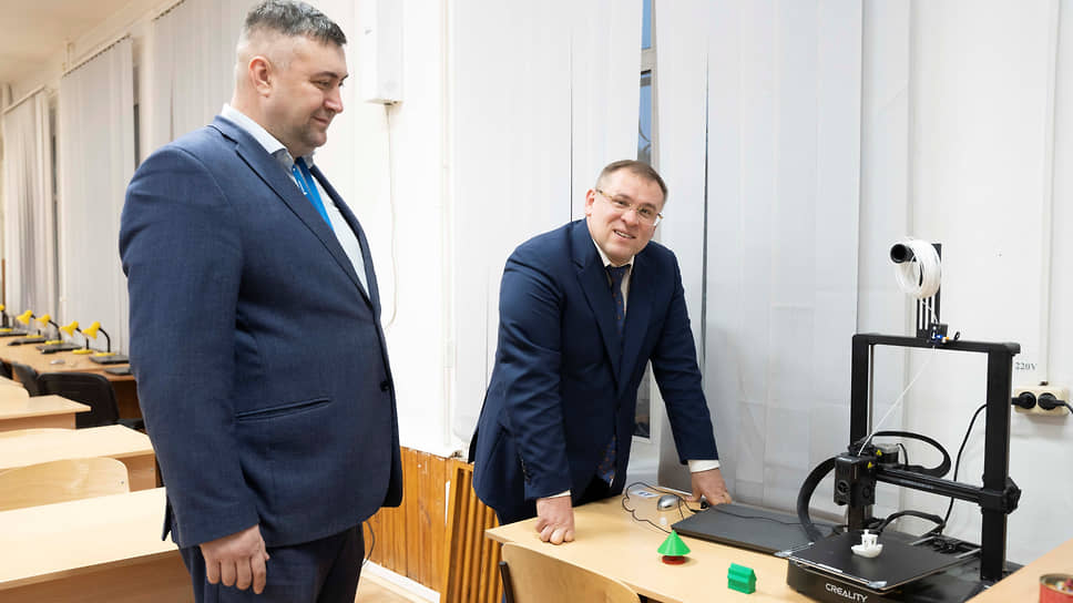 Депутат Сергей Козлов (справа) во время проверки системы безопасности в школе №46