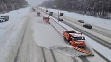 Последствия снегопада в Свердловской области вышли устранять более 200 машин