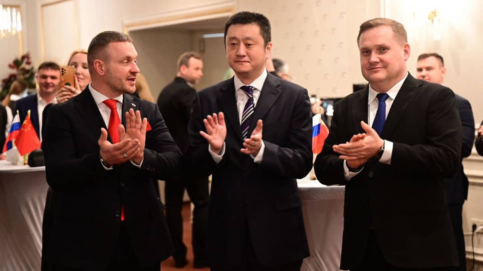 Вячеслав Ярин, первый справа