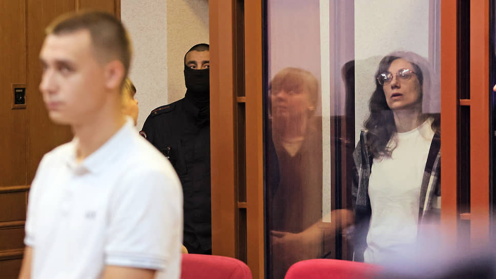 Вероника Наумова (справа) и Даниил Егольников (слева) во время заседания суда.