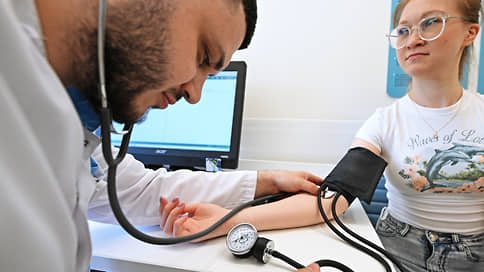 Средняя зарплата врачей в Свердловской области составила 76 тыс. руб. в ноябре