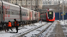 Четыре пассажирских поезда задержаны из-за возгорания вагонов-цистерн на СвЖД