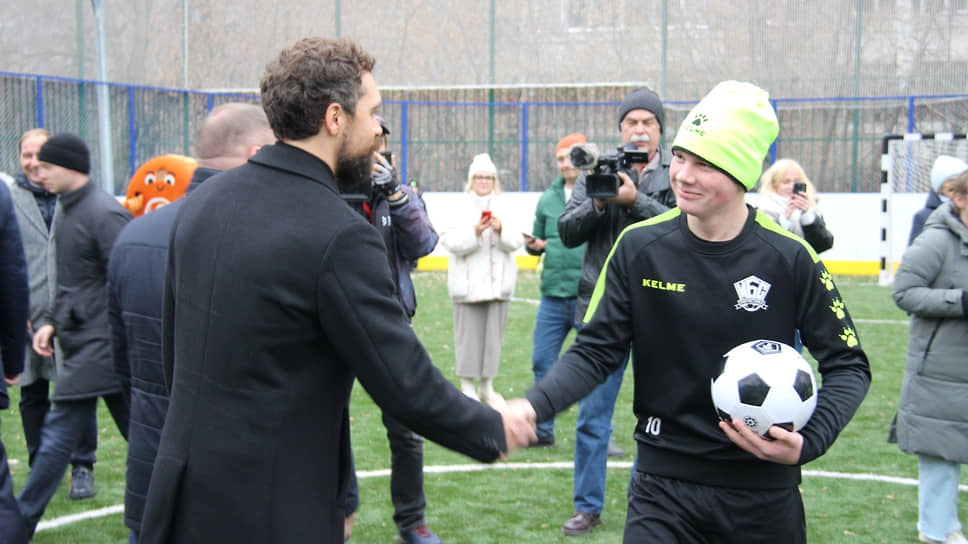 Депутат Алексей Мещеряков (слева)