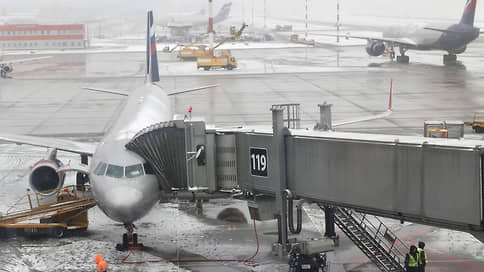 В Кольцово массово задержали рейсы после снегопада