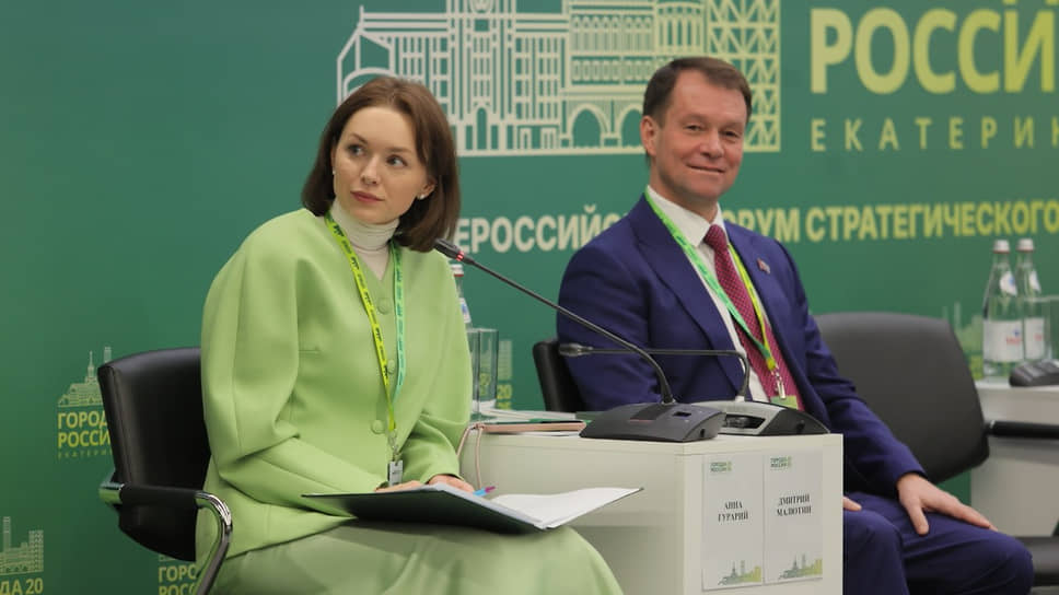 Анна Гурарий (слева)