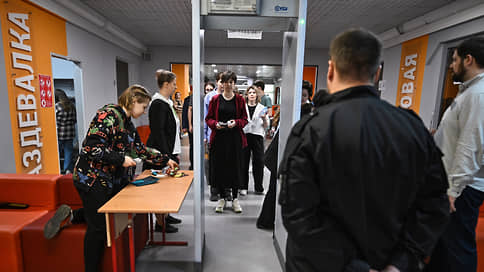 В Екатеринбурге поднимут зарплаты охранникам школ на 30% в 2026 году