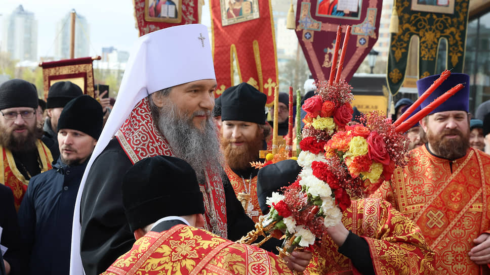 Митрополит Екатеринбургский и Верхотурский Евгений (в центре) во время крестного хода