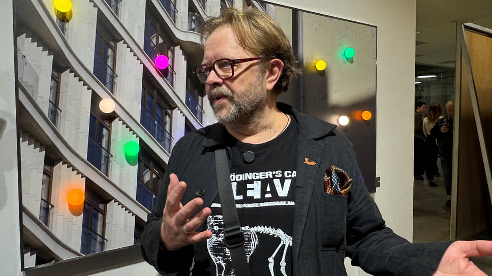 Куратор выставки, художник и фотограф Владислав Ефимов