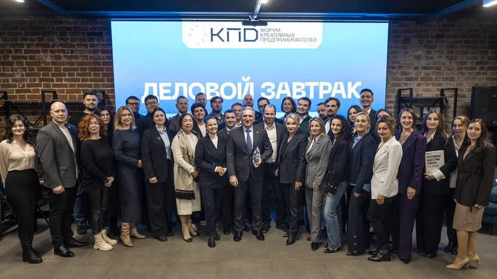 Александр Моор (в центре)