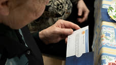 Екатеринбургские депутаты передали подарки от школьников пенсионерам