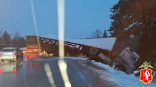 На участке Пермского тракта ограничили движение после столкновения грузовиков