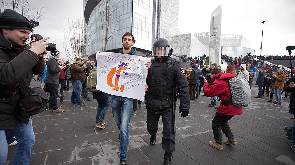 Сотрудники полиции задерживали митингующих «за надписи на плакатах, призывающих к свержению действующей власти»