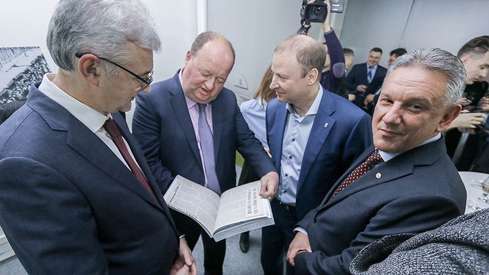 Александр Якоб, член совета директоров «Хаятт Ридженси Екатеринбург» Алексей Рябцев, секретарь регионального отделения партии «Единая Россия» Виктор Шептий и директор госжилстройнадзора Свердловской области Алексей Россолов 