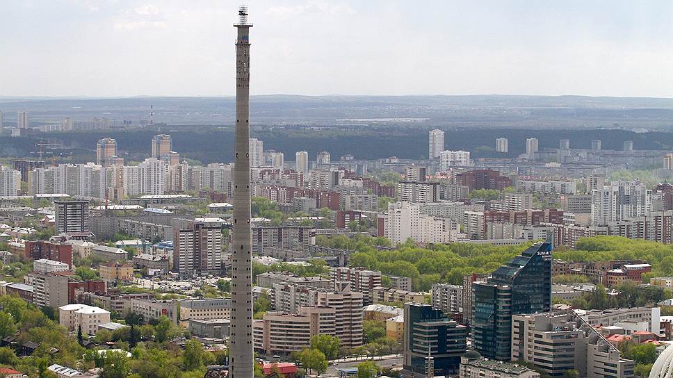 9 мая 2000 года с башни сорвались три девушки-подростка, пытавшиеся залезть наверх, чтобы увидеть салют. По версии правоохранительных органов, одна из них не удержалась на железной лестнице, сорвалась вниз и увлекла за собой двух подруг. Инцидент вызвал большой общественный резонанс в городе. Доступ к телебашне был перекрыт.