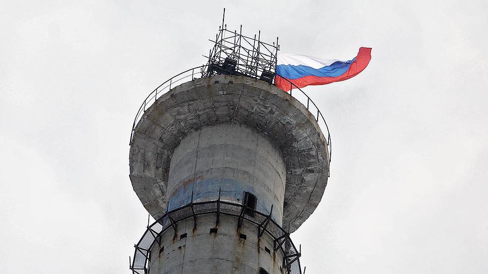 Накануне сноса, 23 марта, группа активистов прорвалась к недостроенной телебашне и водрузила на вершине флаг России. Они планировали продержаться до воскресенья, но их соратники с теплыми вещами и едой были задержаны охраной. Через семь часов руферы замерзли, слезли с башни и сдались полиции и сотрудникам МЧС.