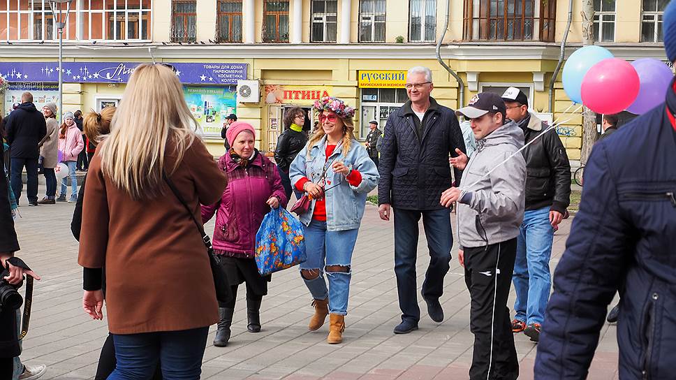 В Екатеринбурге прошел музыкальный фестиваль «The Beatles Fest». В центре глава администрации Екатеринбурга Александр Якоб.