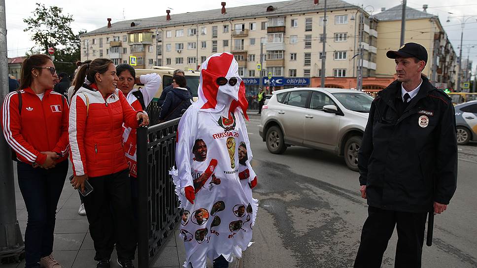 Перуанские болельщики рядом с полицейским перед началом матча.