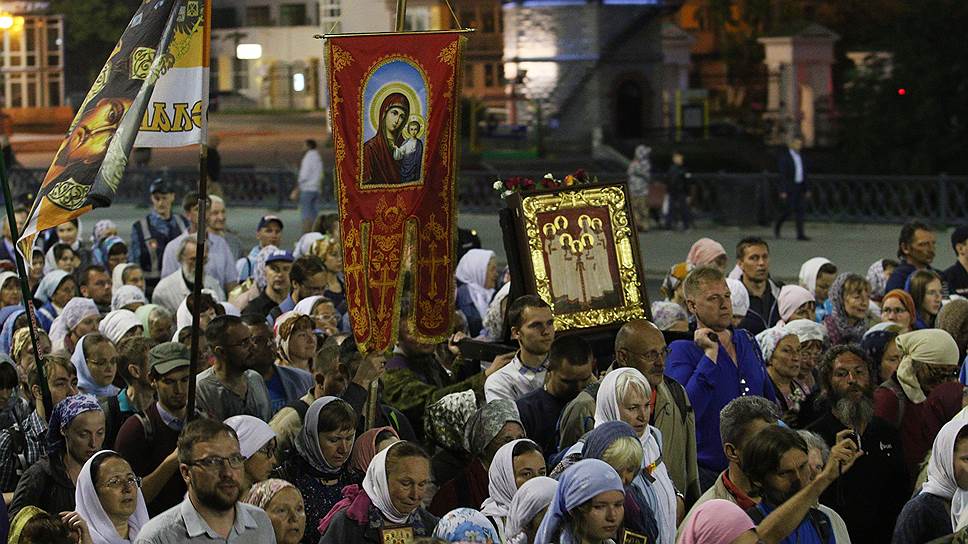 Царский крестный ход прошел в ночь с 16 на 17 июля от Храма-на-Крови до монастыря в урочище Ганиной Ямы. 