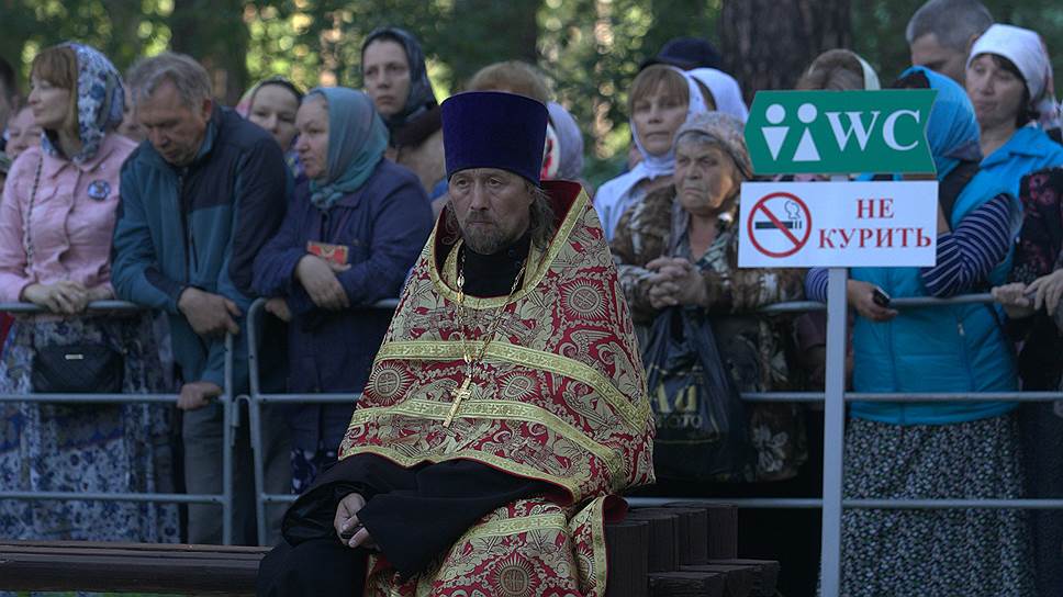 Царский крестный ход прошел в ночь с 16 на 17 июля от Храма-на-Крови до монастыря в урочище Ганиной Ямы. 