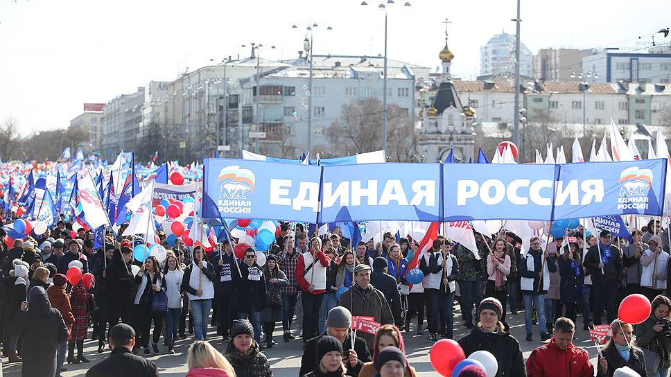 Демонстрация и митинг, посвященные Празднику Весны и Труда, 1 мая, в Екатеринбурге. Колонна партии &quot;Единая Россия&quot;