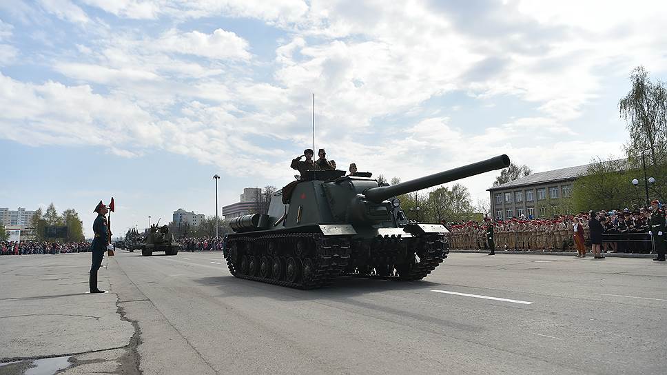 Торжественное шествие военной техники времен Великой Отечественной войны в Верхней Пышме