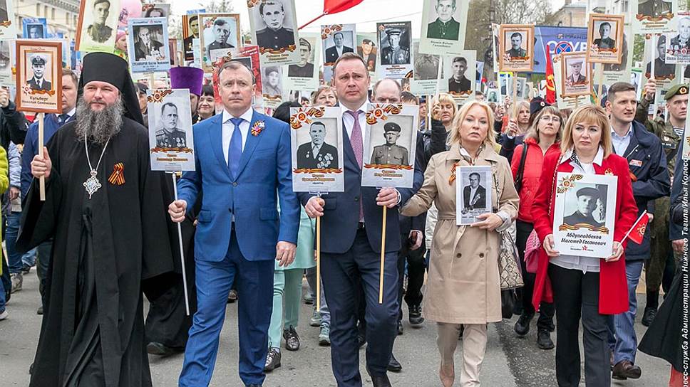 Акция &quot;Бессмертный полк&quot; в Нижнем Тагиле. В центре мэр Нижнего Тагила Владислав Пинаев, второй слева - первый заместитель губернатора Свердловской области Алексей Орлов