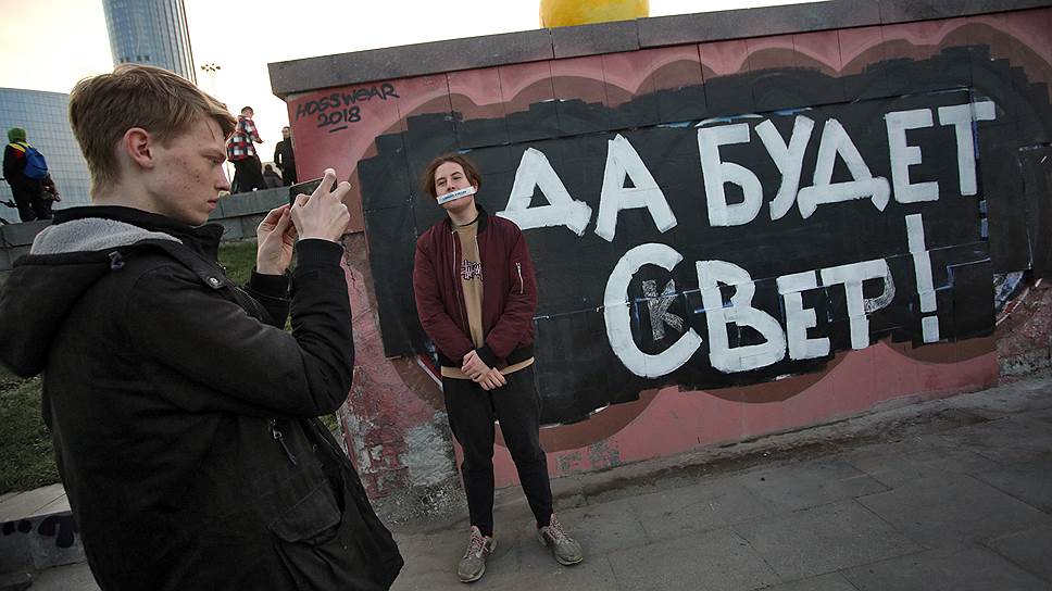 Противостояние защитников и противников строительства храма Святой Екатерины в сквере у Свердловского академического театра драмы.