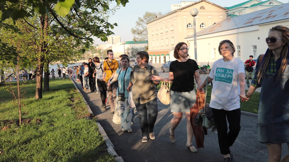 Акции протеста были довольно мирные. В основном горожане водили хоровод вокруг сквера, в народе это называли &quot;обнимашки сквера&quot;