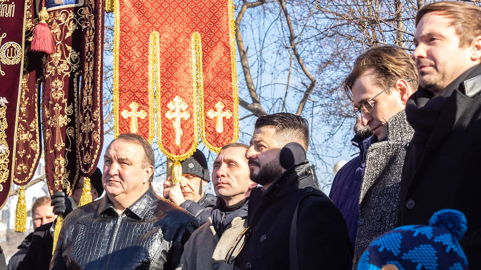 Общегородской молебен на площадке перед театром Драмы. Актеры в центре Дмитрий Грачев, Михаил Галустян, Сергей Безруков