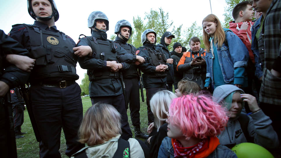 Противостояние защитников и противников строительства храма Святой Екатерины в сквере у Свердловского академического театра драмы