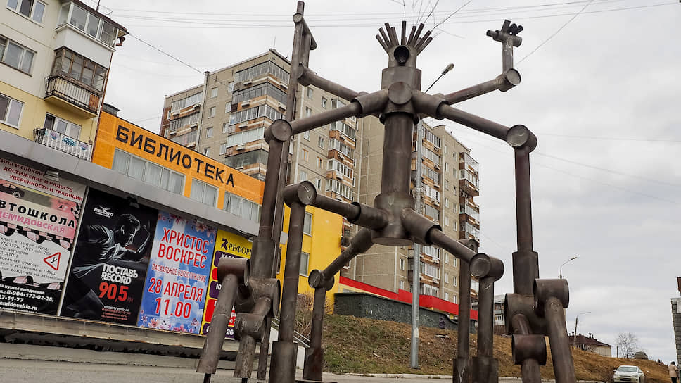 Первоуральск. Скульптура Трубень около дворца культуры ПНТЗ

