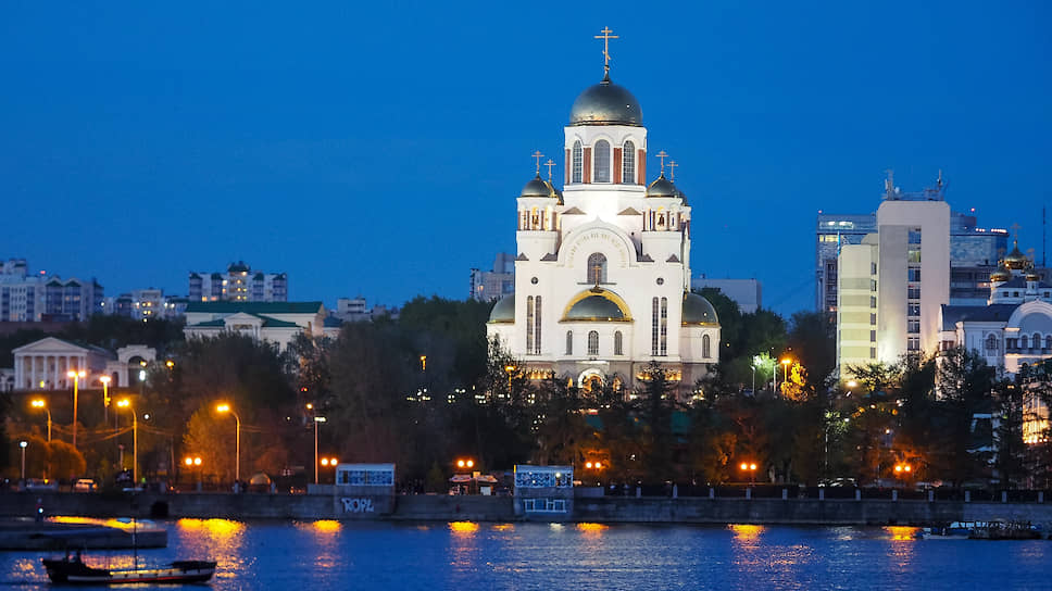 Екатеринбург. Храм-на-крови. Городской пруд.

