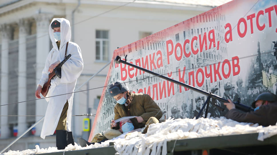 Колонна грузовиков с реконструкцией сценок времен Великой отечественной войны в честь Дня победы на площади 1905 года.
