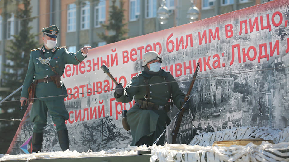 Колонна грузовиков с реконструкцией сценок времен Великой отечественной войны в честь Дня победы на площади 1905 года.
