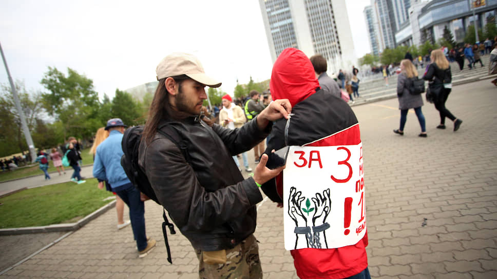 Противостояние защитников сквера у театра Драмы и сторонников строительства храма