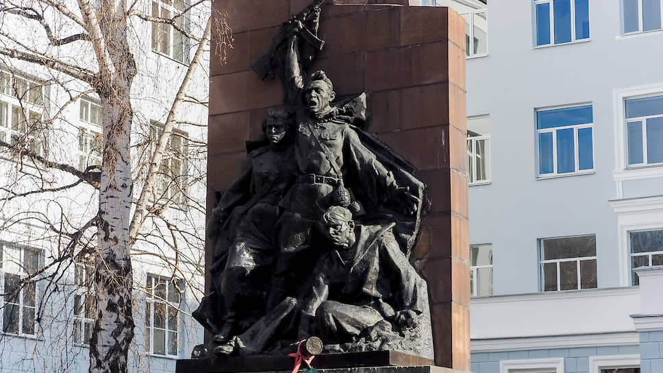 Памятник студентам Уральского политехнического института (УПИ), погибшим на фронтах Великой Отечественной войны